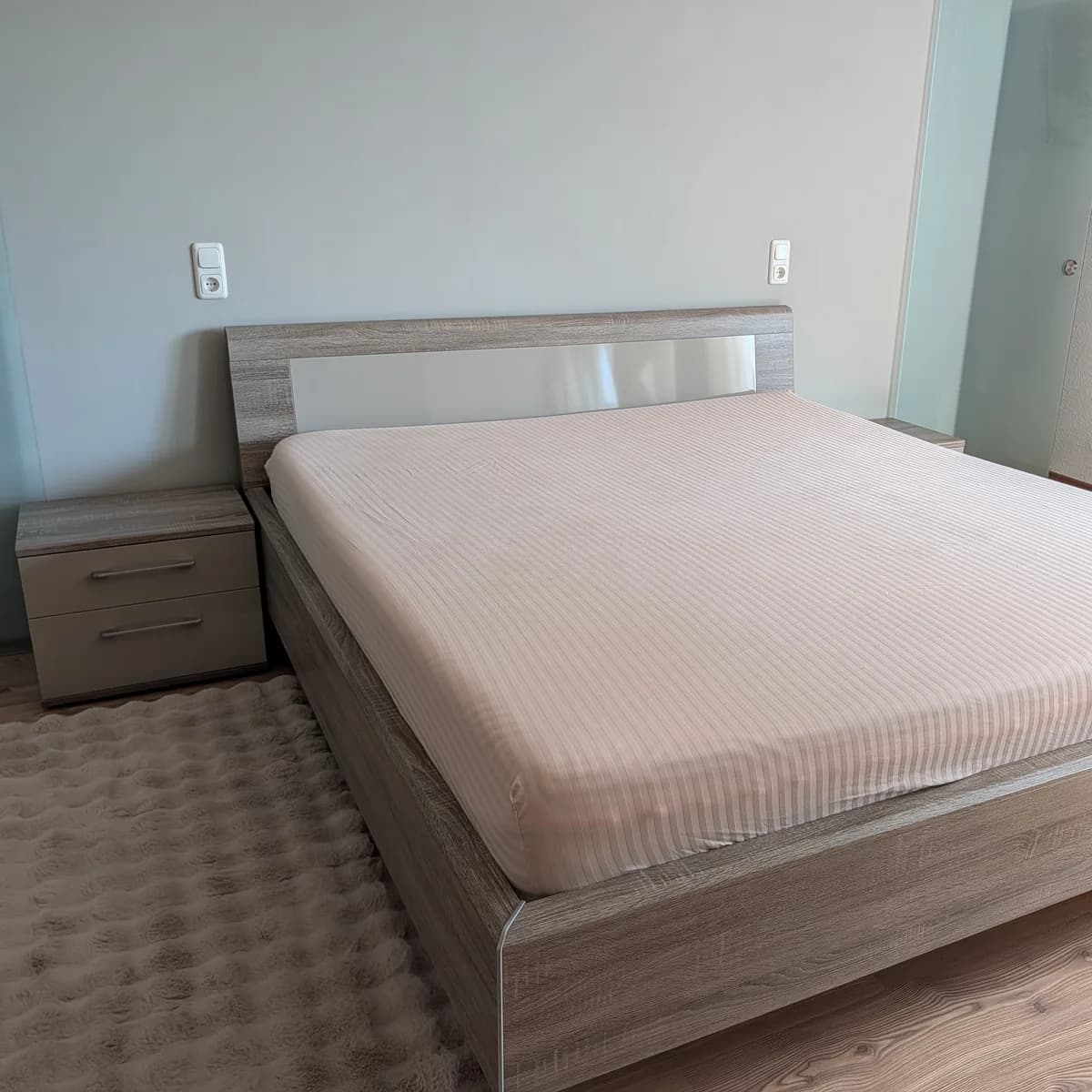 Montiertes Doppelbett mit Kopfteil und Nachttisch