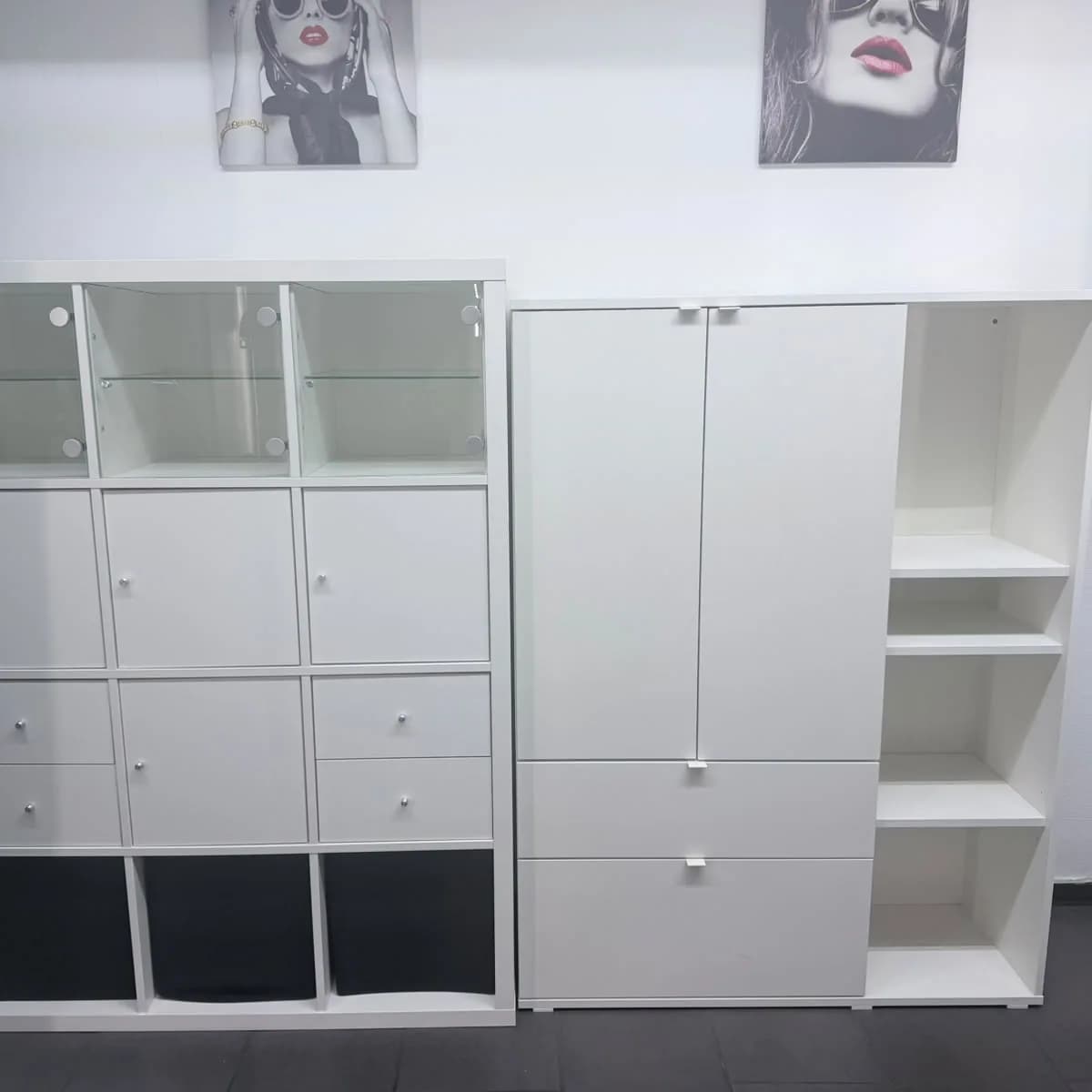 Büroeinrichtung mit Vitrinenregal und Schrank mit offenem Regal
