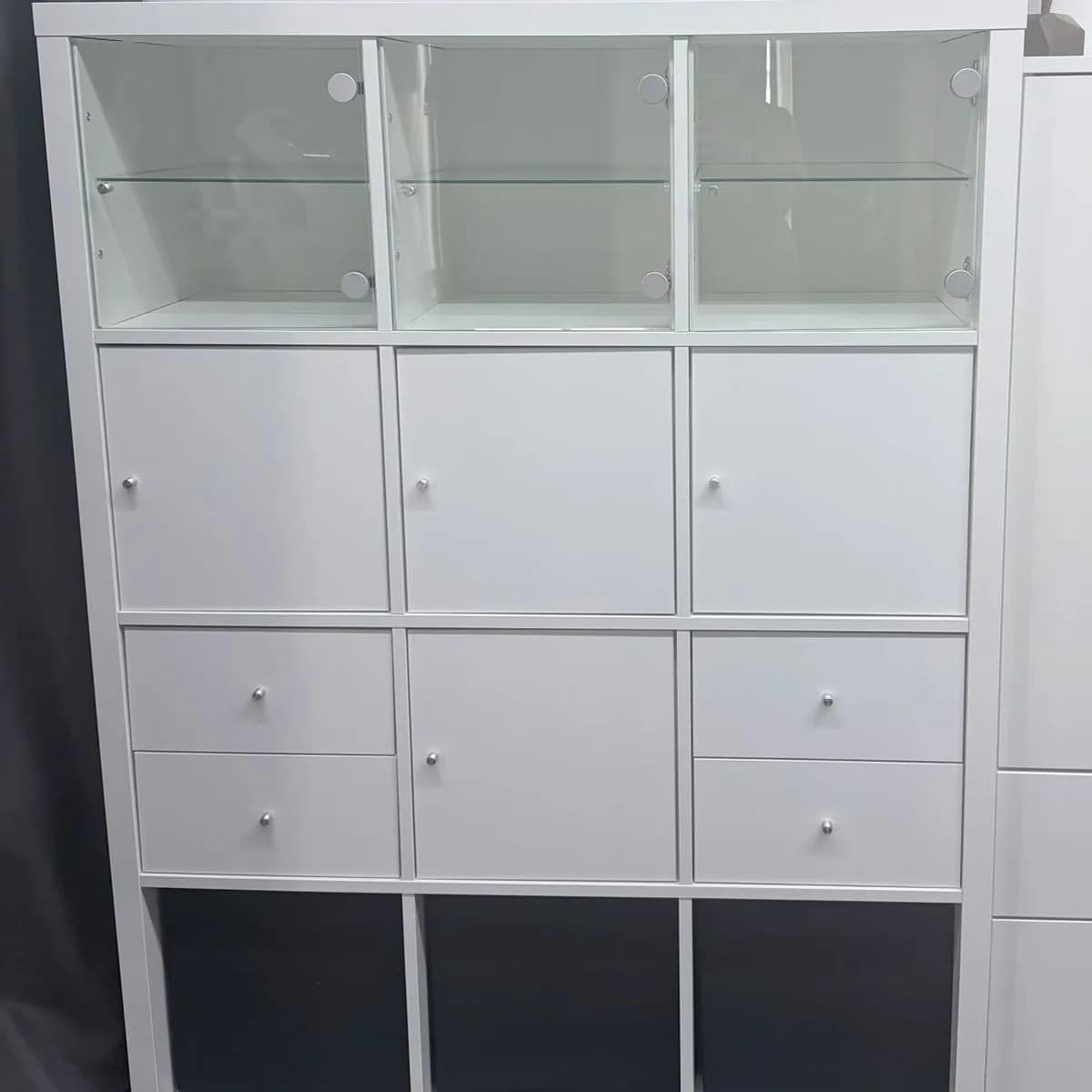 Weißes Regal mit Glasvitrinen, Türen und Schubladen
