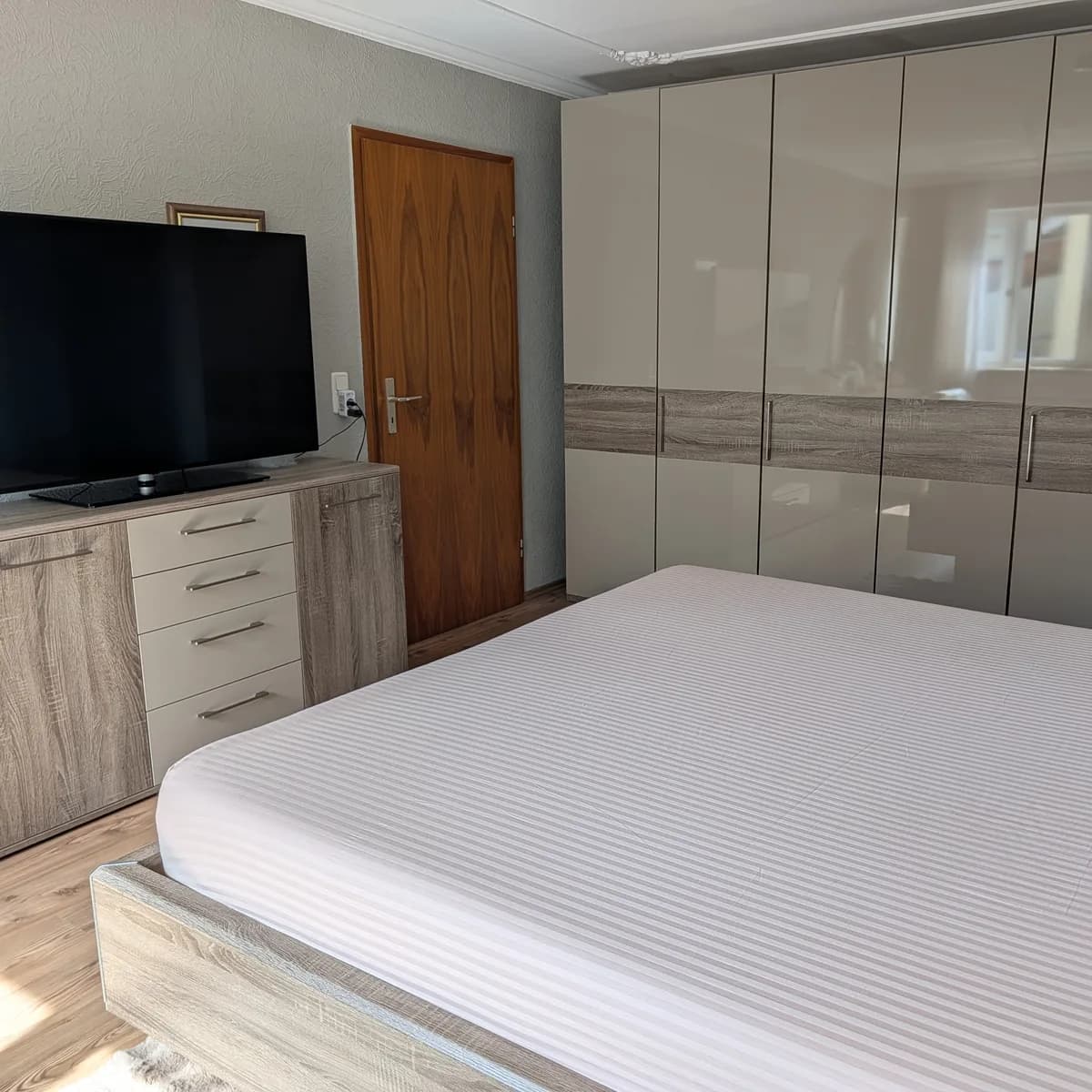 Fertig montiertes Schlafzimmer mit Kleiderschrank, Bett und Kommode